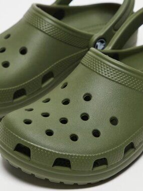 Crocs Unisex Classic Clog in Army Green, Womens size 7/Mens size 5